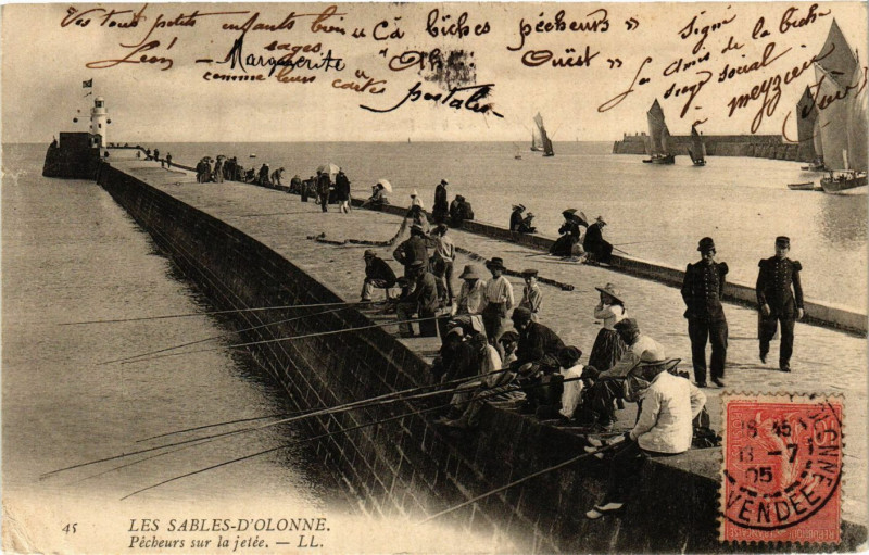 Carte postale ancienne Les Sables-d'Olonne - Pecheurs sur la Jetée aux Sables-d'Olonne