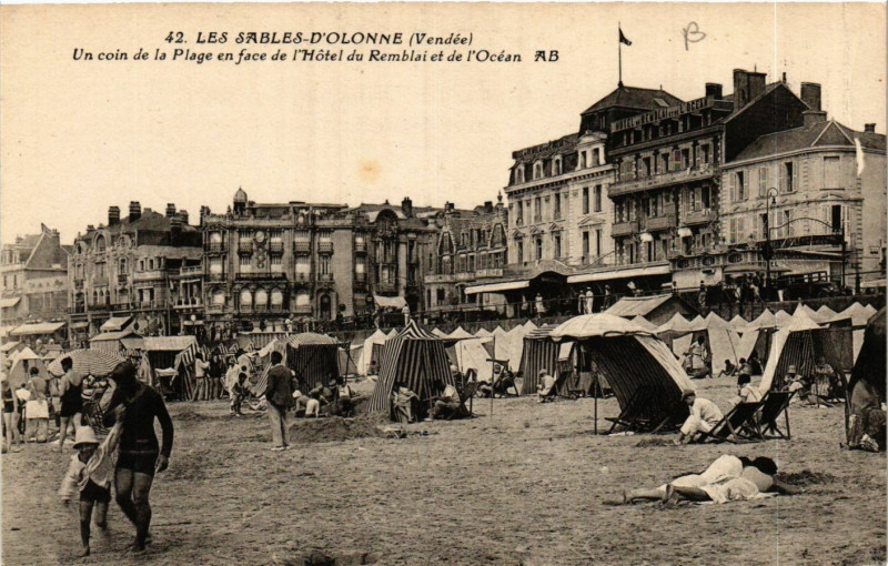Carte postale ancienne Les Sables-d'Olonne - Un Coin de la Plage aux Sables-d'Olonne