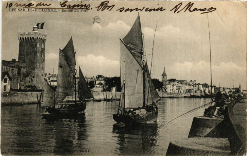 Carte postale ancienne Les Sables-d'Olonne - Entrée du Port aux Sables-d'Olonne