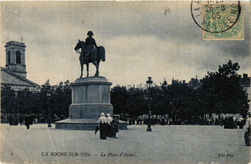 Carte postale ancienne La Roche-sur-Yon - La Place d'Armes à La Roche-sur-Yon