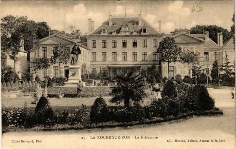 Carte postale ancienne La Roche-sur-Yon - La Prefecture à La Roche-sur-Yon