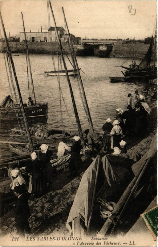 Carte postale ancienne Les Sables-d'Olonne - Sablaises a l'Arrivée des Pecheurs aux Sables-d'Olonne