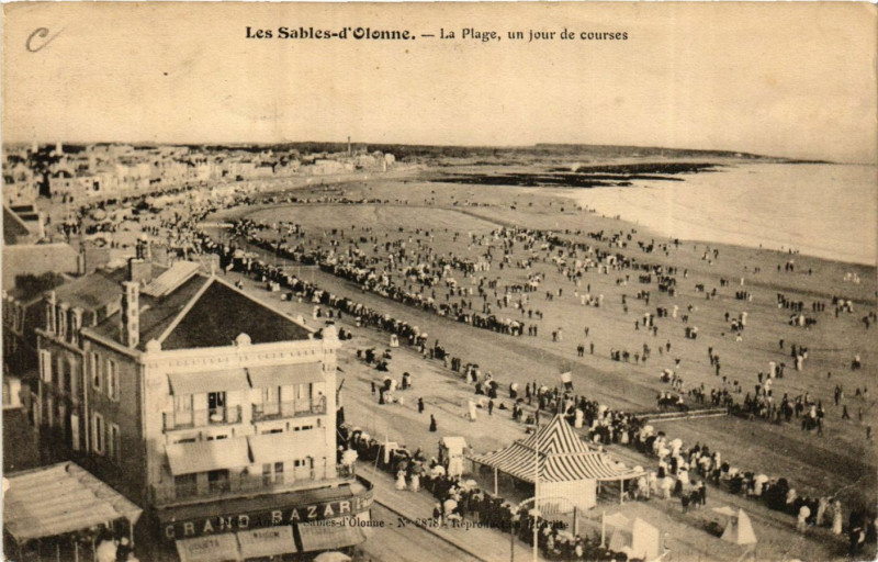 Carte postale ancienne Les Sables-d'Olonne - La Plage - Un jour de courses aux Sables-d'Olonne