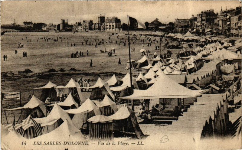 Carte postale ancienne Les Sables-d'Olonne - Vue de la Plage aux Sables-d'Olonne