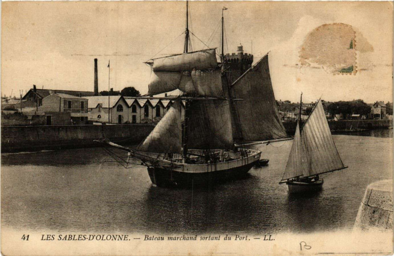 Carte postale ancienne Les Sables-d'Olonne - Bateau marchand sortant du Port aux Sables-d'Olonne