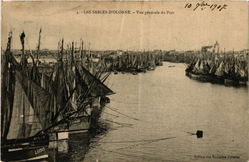 Carte postale ancienne Les Sables-d'Olonne - Vue générale du Port aux Sables-d'Olonne