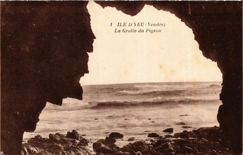 Carte postale ancienne Ile-d'Yeu - La Grotte du Pigeon