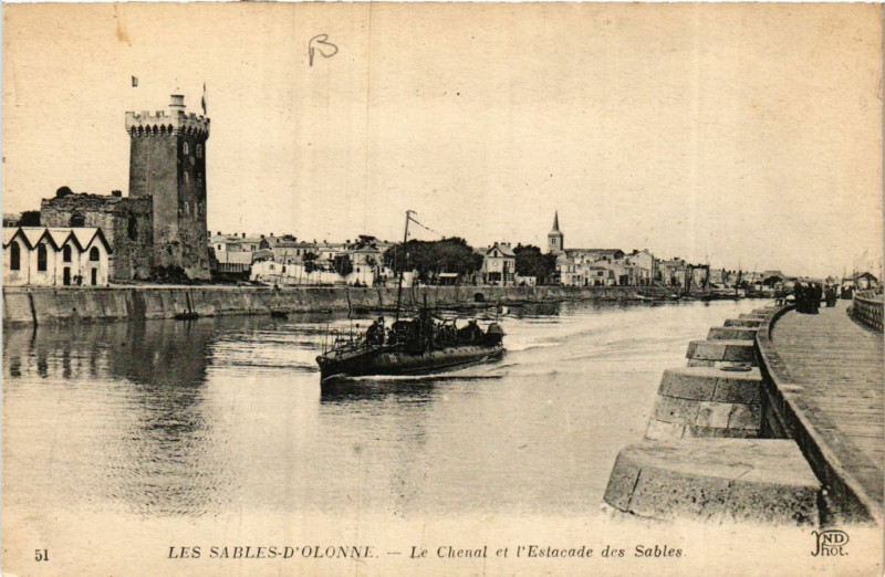 Carte postale ancienne Les Sables-d'Olonne - Le Chenal et l'Estacade des Sables aux Sables-d'Olonne