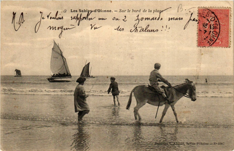 Carte postale ancienne Les Sables-d'Olonne - Sur le Bord de la Plage aux Sables-d'Olonne