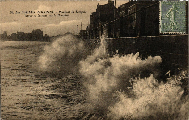 Carte postale ancienne Les Sables-d'Olonne - Pendant la Tempete aux Sables-d'Olonne