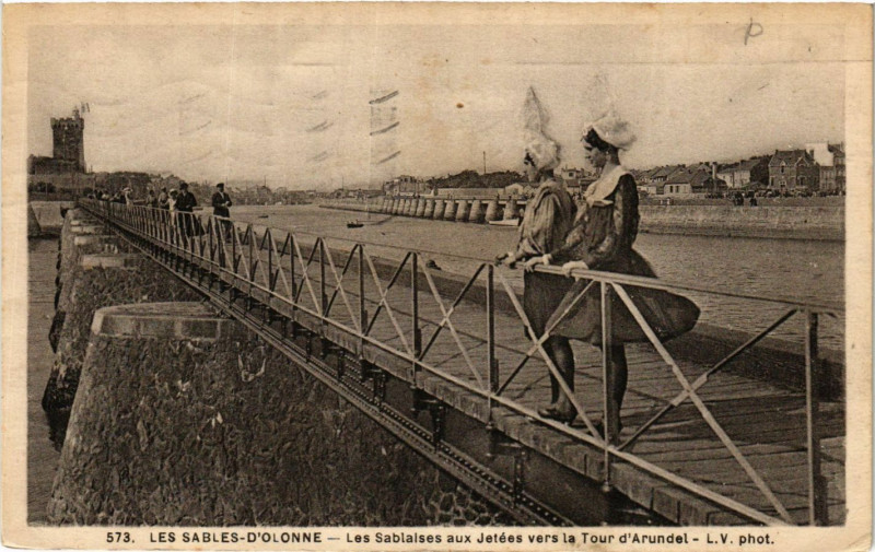 Carte postale ancienne Les Sables-d'Olonne - Les Sablaises aux Jetées aux Sables-d'Olonne