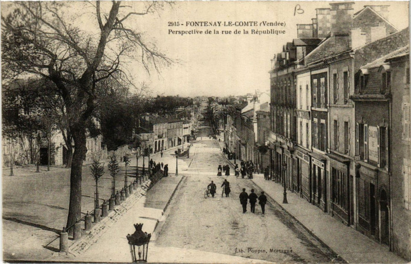 Carte postale ancienne Fontenay-le-Comte - Perspective de la Rue de la Republique à Fontenay-le-Comte