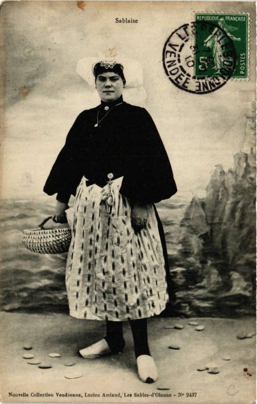 Carte postale ancienne Les Sables-d'Olonne - Sablaise - Folklore - Type aux Sables-d'Olonne