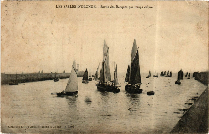 Carte postale ancienne Les Sables-d'Olonne - Sortie des Barques par temps calme aux Sables-d'Olonne
