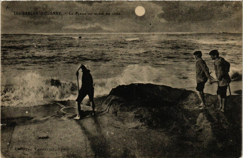 Carte postale ancienne Les Sables-d'Olonne - La Plage au Clair du Lune aux Sables-d'Olonne