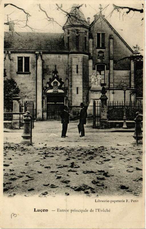 Carte postale ancienne Lucon - Entrée principale de l'Eveche à Luçon