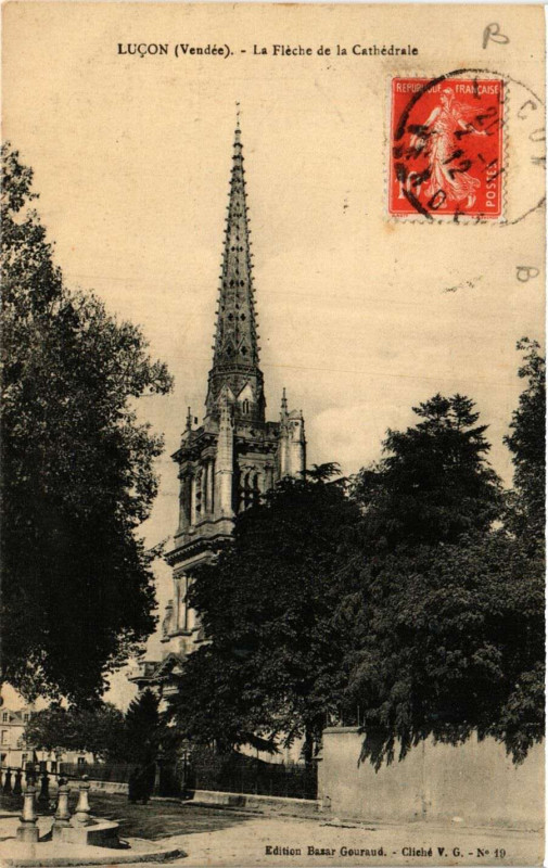 Carte postale ancienne Lucon - La Fléche de la Cathédrale à Luçon