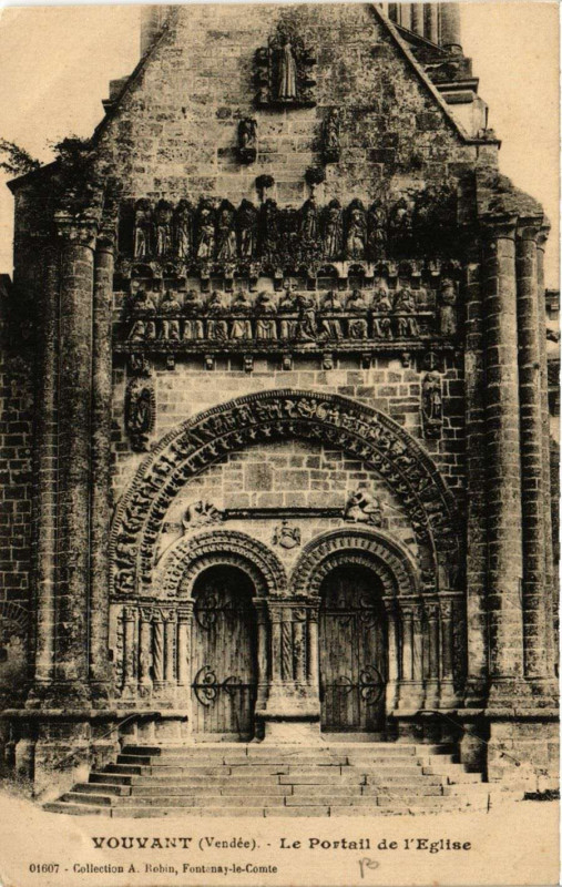 Carte postale ancienne Vouvant - Le Portail de Eglise à Vouvant
