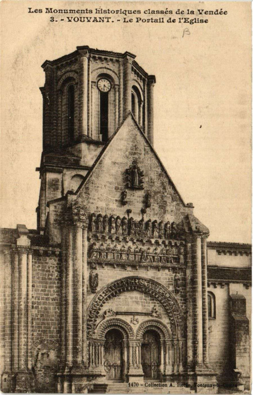 Carte postale ancienne Vouvant - Le Portail de Eglise à Vouvant
