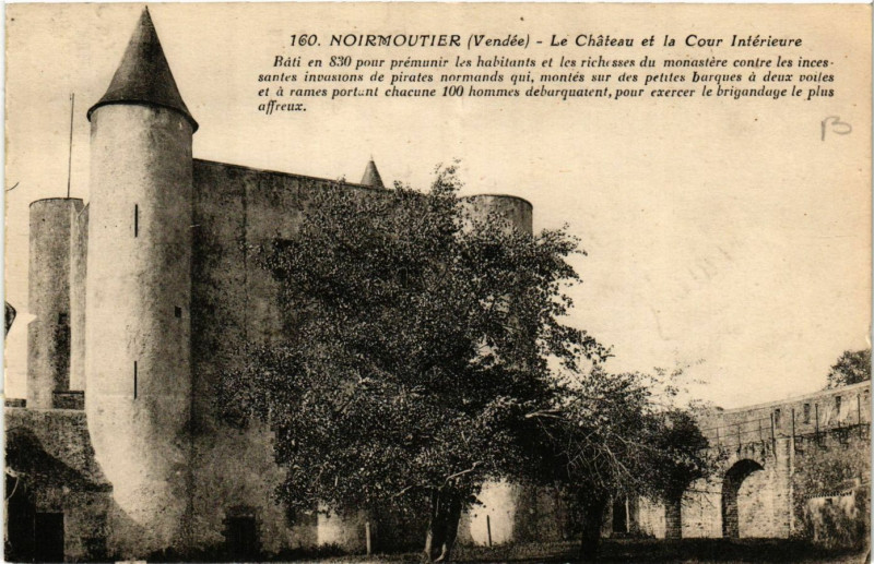 Carte postale ancienne Ile-de-Noirmoutier - Le Chateau et la Cour Intérieure