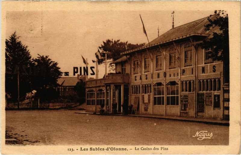 Carte postale ancienne Les Sables-d'Olonne - Le casino des Pins aux Sables-d'Olonne
