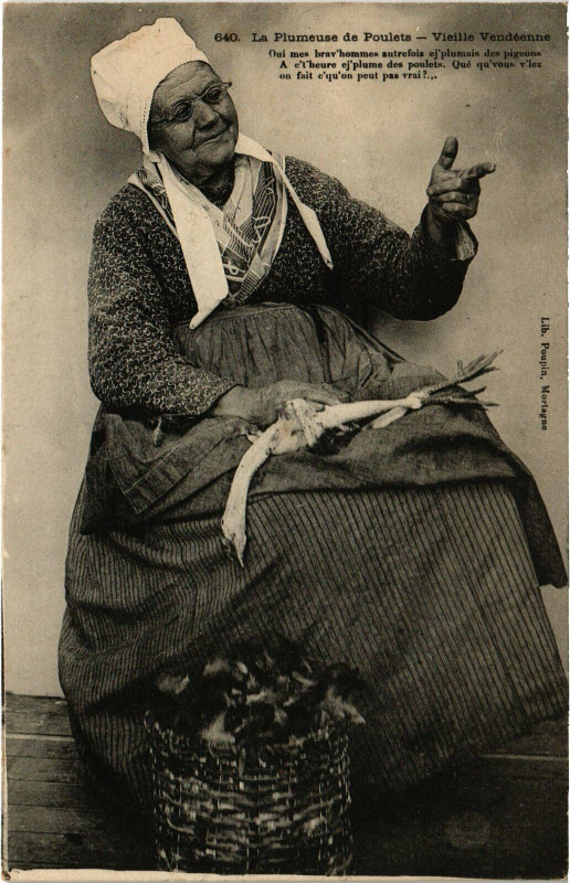 Carte postale ancienne La Plumeuse de Poulets - Vieille Vendéenne