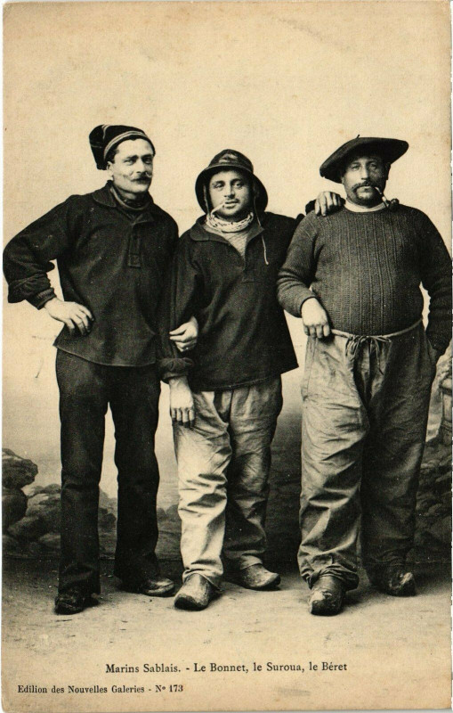 Carte postale ancienne Marins Sablais - Le Bonnet, le Suroua, le Béret