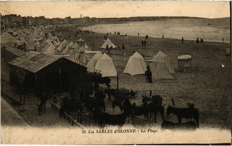 Carte postale ancienne Les Sables-d'Olonne - La Plage aux Sables-d'Olonne