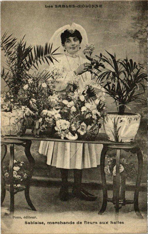 Carte postale ancienne Les Sables-d'Olonne - Sablaise, marchande de fleurs aux halles aux Sables-d'Olonne