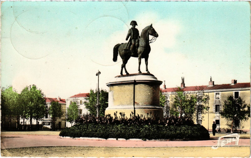 Carte postale ancienne La Roche-sur-Yon - La Place et Statue de Napoléon à La Roche-sur-Yon