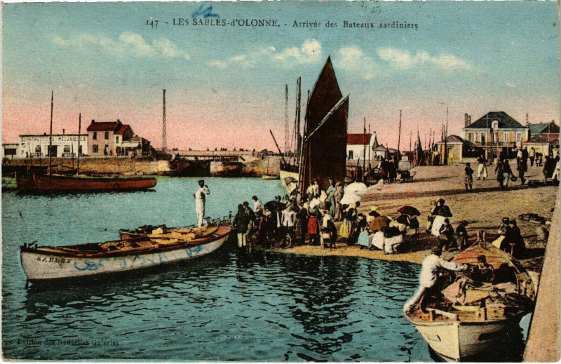 Carte postale ancienne Les Sables-d'Olonne - Arrivée des Bateaux sardiniers aux Sables-d'Olonne