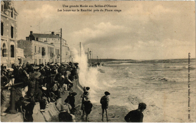 Carte postale ancienne Une Grande Marée aux Sables-d'Olonne