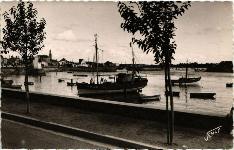 Carte postale ancienne Croix-de-Vie - Le Port vu de l'Avenue de la Cornich