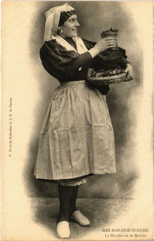 Carte postale ancienne Les Sables-d'Olonne - La Marchande de Moules aux Sables-d'Olonne