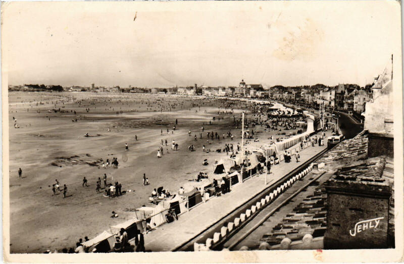 Carte postale ancienne Plage des Sables-d'Olonne - A Marée Basse