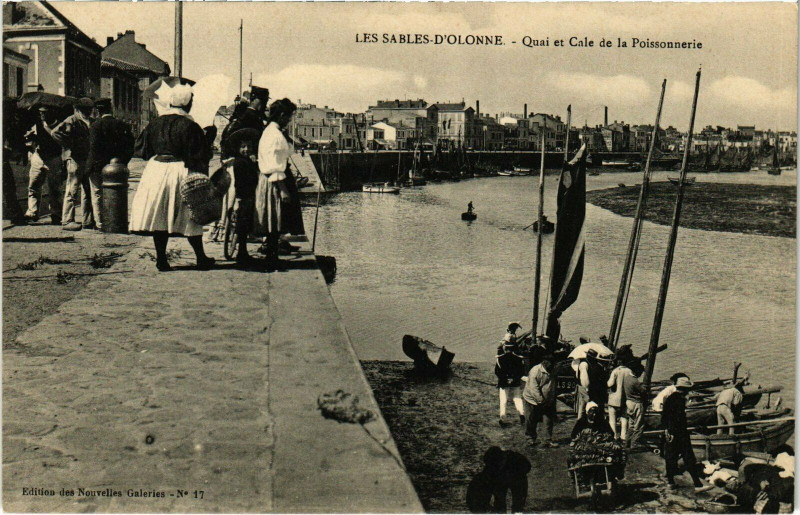 Carte postale ancienne Les Sables-d'Olonne - Quai et Cale de la Poissonnerie aux Sables-d'Olonne