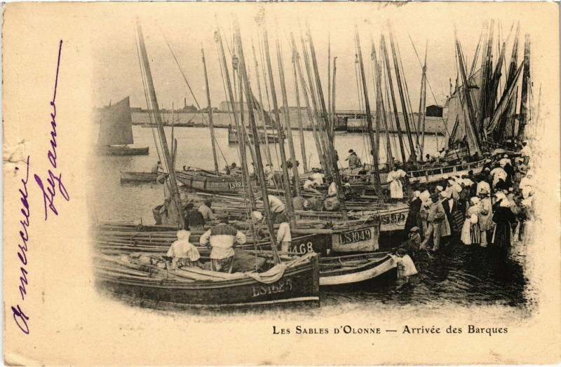 Carte postale ancienne Les Sables-d'Olonne - Arrivée des Barques aux Sables-d'Olonne