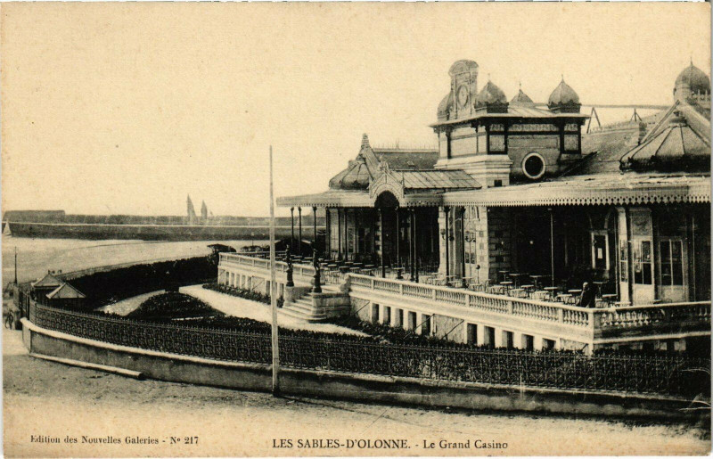 Carte postale ancienne Les Sables-d'Olonne - Le Grand Casino aux Sables-d'Olonne