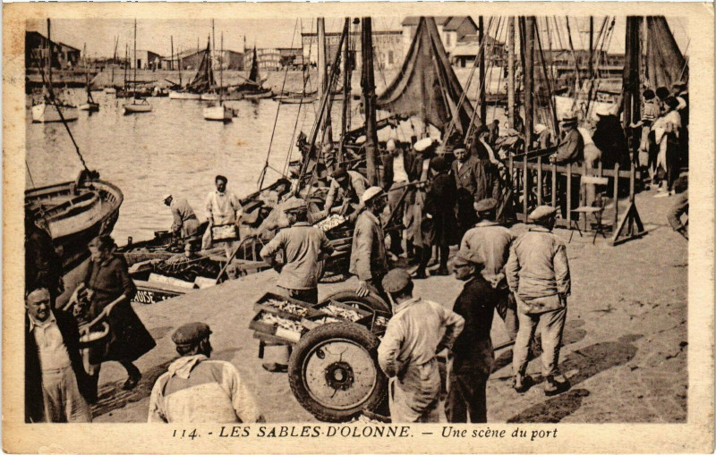 Carte postale ancienne Les Sables-d'Olonne - Une scéne du Port aux Sables-d'Olonne