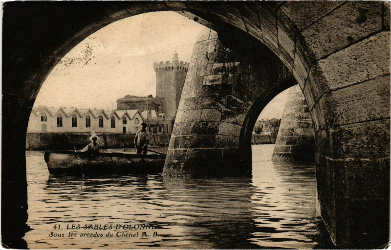 Carte postale ancienne Les Sables-d'Olonne - Sous les arcades du Chenal aux Sables-d'Olonne