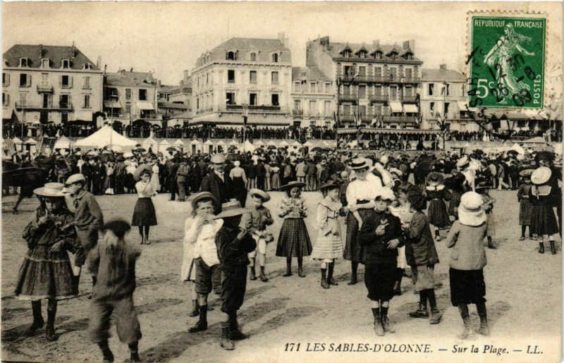 Carte postale ancienne Les Sables-D'Olonne Sur la Plage aux Sables-d'Olonne