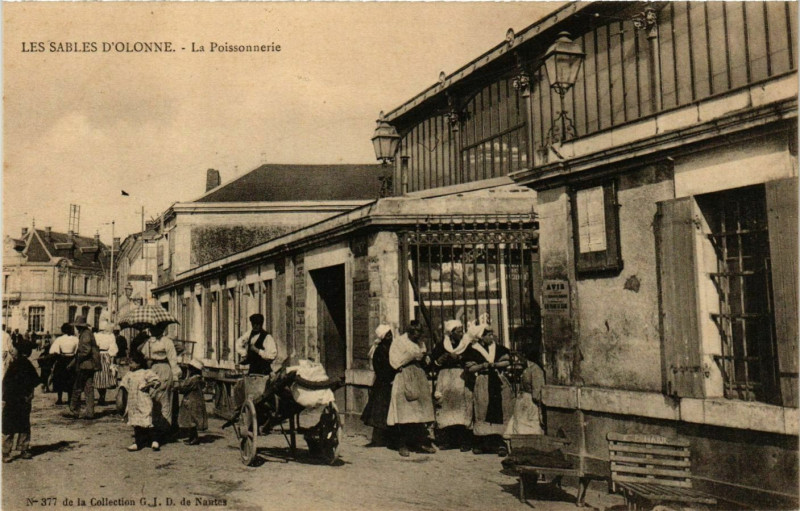 Carte postale ancienne Les Sables-D'Olonne La Poissonnerie aux Sables-d'Olonne