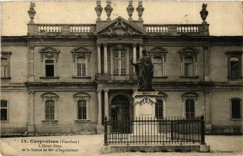 Carte postale ancienne Vaucluse Carpentras L'Hotel-Dieu Statue