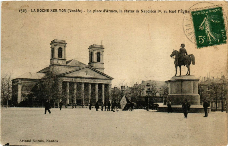 Carte postale ancienne La Roche-sur-Yon Place d'Armes Napoléon Saint- à La Roche-sur-Yon