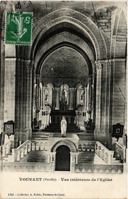 Carte postale ancienne Vouvant Vue Int. de l'Eglise à Vouvant