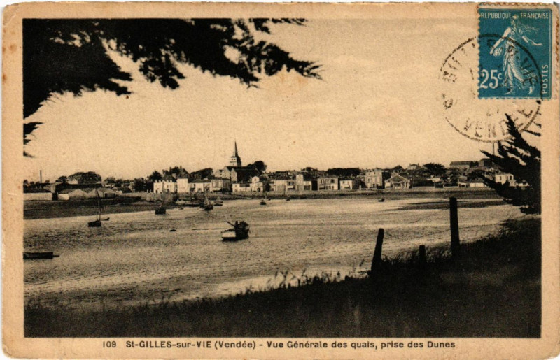 Carte postale ancienne Saint-Gilles-sur-Vie Vue générale des quais prise des Dunes