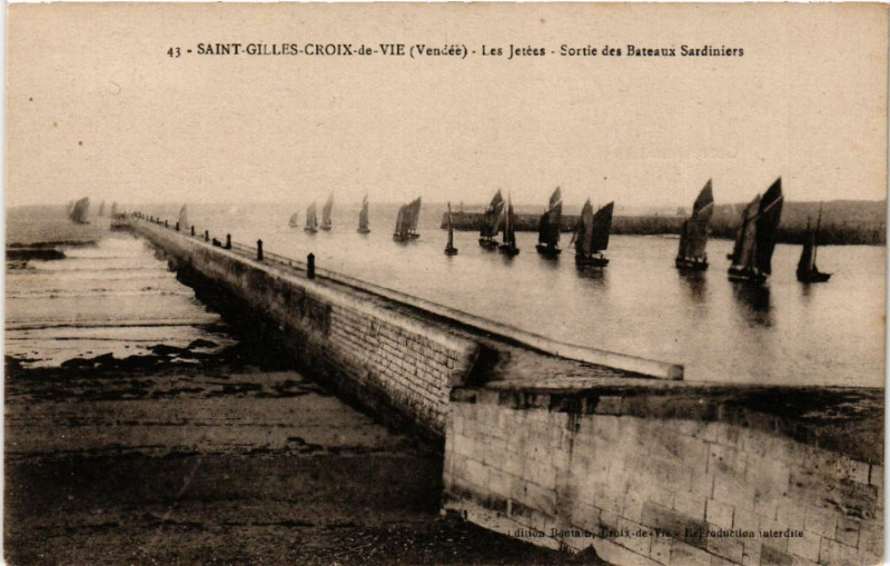 Carte postale ancienne Saint-Gilles-Croix-de-Vie Les Jetées Sortie des Bateaux Sardiniers à Saint-Gilles-Croix-de-Vie