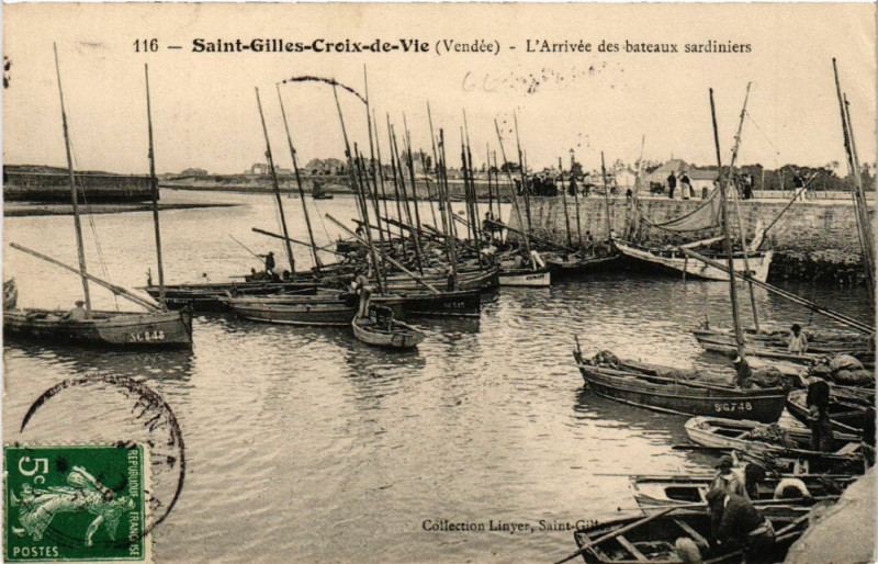 Carte postale ancienne Saint-Gilles-Croix-de-Vie L'Arrivée des bateaux sardiniers à Saint-Gilles-Croix-de-Vie