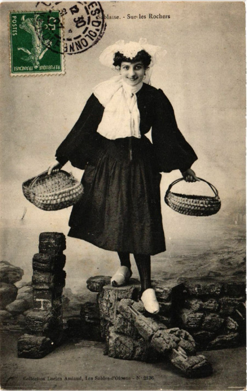Carte postale ancienne Sablaise Sur les Rochers