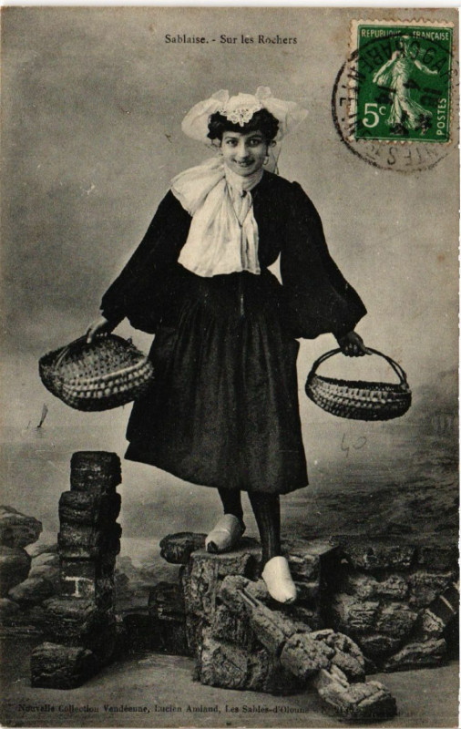 Carte postale ancienne Sablaise Sur les Rochers